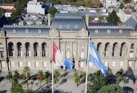 El Gobierno de Santa Fe oficializará por decreto el aumento salarial para estatales y docentes.